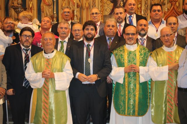 El presidente de la Comunidad, Fernando López Miras, recibe la medalla de la Real Hermandad de Caballeros de la Virgen de la Fuensanta - 1, Foto 1