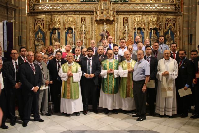El presidente de la Comunidad, Fernando López Miras, recibe la medalla de la Real Hermandad de Caballeros de la Virgen de la Fuensanta - 2, Foto 2