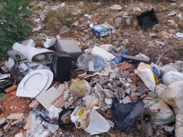 Polica Local advierte a dos individuos que vertan basura en la Rambla Celada, Foto 1