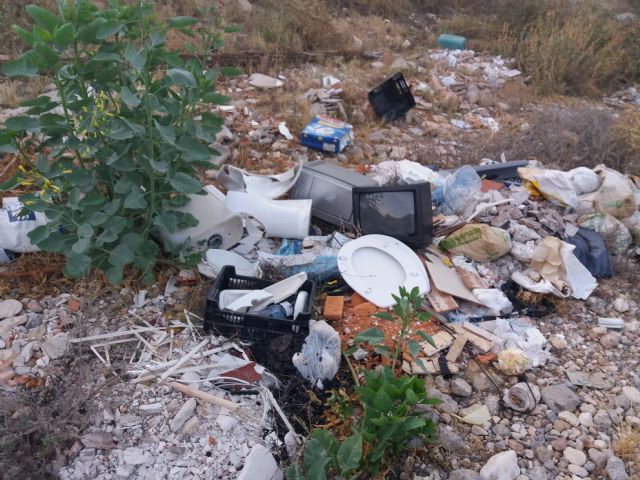 Polica Local advierte a dos individuos que vertan basura en la Rambla Celada, Foto 2