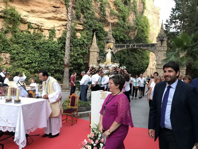 López Miras asiste a la misa y posterior procesión al Santuario de Nuestra Señora de la Esperanza en Calasparra - 1, Foto 1