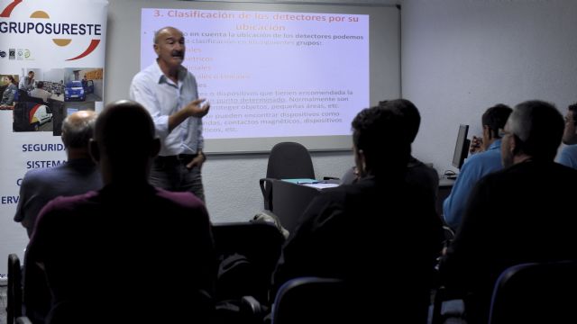 Diceséis jóvenes desempleados obtienen el certificado profesional para ejercer como vigilantes - 1, Foto 1