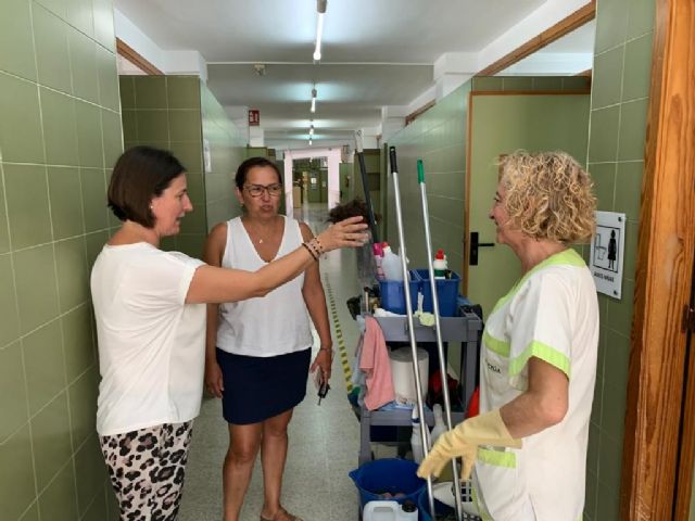 Los servicios de limpieza y jardinería ultiman los trabajos de puesta a punto de los colegios aguileños 2022 - 1, Foto 1