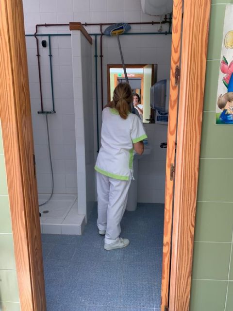 Los servicios de limpieza y jardinería ultiman los trabajos de puesta a punto de los colegios aguileños 2022 - 3, Foto 3