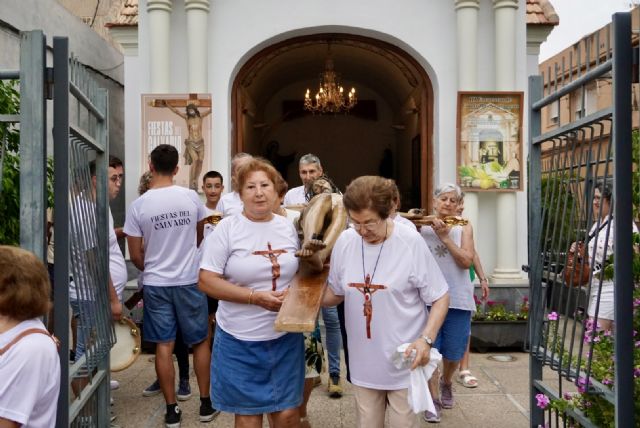 El Cristo del Calvario recorre las calles de Santomera en el inicio de sus fiestas - 1, Foto 1