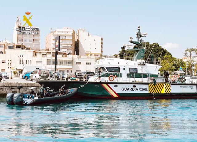 La Guardia Civil detiene a cuatro patrones de pateras taxi que trasladaban migrantes hasta la Pen�nsula por la costa murciana, Foto 4