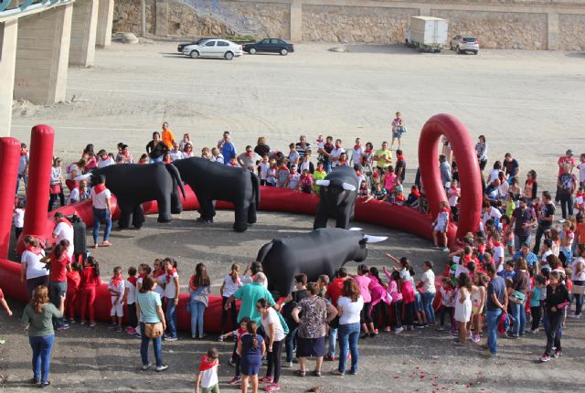 Cientos de niños participan en el encierro infantil en las Fiestas de Puerto Lumbreras - 1, Foto 1