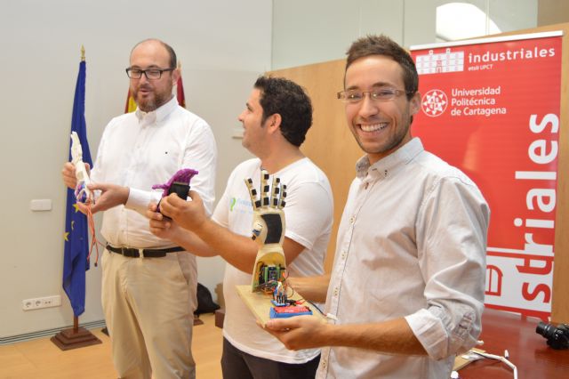 Un alumno de la Politécnica de Cartagena crea manos biónicas de bajo coste mediante impresión 3D - 1, Foto 1