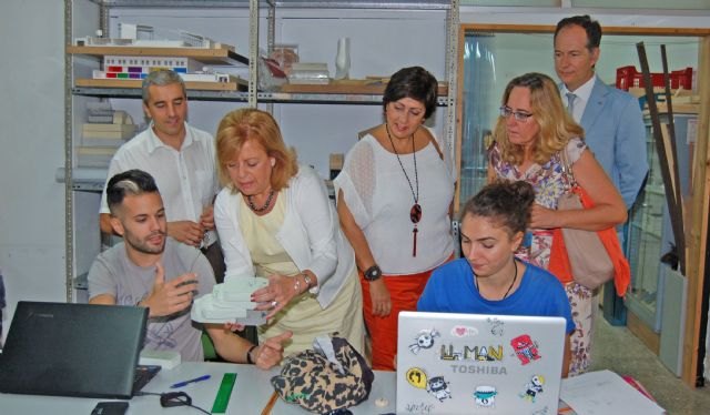 Los alumnos de la Escuela de Arte diseñan los premios que distinguen a las mujeres empresarias de la Región - 2, Foto 2