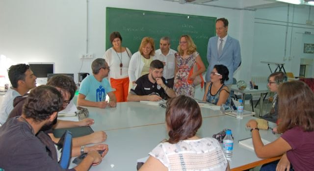 Los alumnos de la Escuela de Arte diseñan los premios que distinguen a las mujeres empresarias de la Región - 3, Foto 3