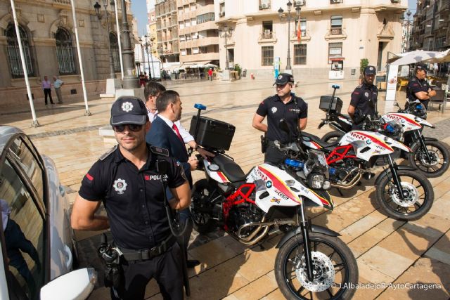 La Policía Local presenta sus nuevos vehículos en la Plaza del Ayuntamiento - 1, Foto 1