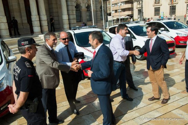 La Policía Local presenta sus nuevos vehículos en la Plaza del Ayuntamiento - 3, Foto 3