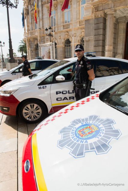 La Policía Local presenta sus nuevos vehículos en la Plaza del Ayuntamiento - 5, Foto 5