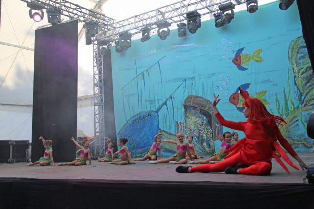 El ballet Mª Teresa Lazareno presenta el Festival Bajo el mar en la Caseta Municipal - 2, Foto 2