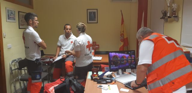 El E.R.I.E de Ayuda Humanitaria al Inmigrante asiste en Águilas a los 15 ocupantes de una patera - 1, Foto 1