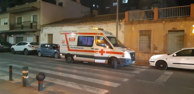 El E.R.I.E de Ayuda Humanitaria al Inmigrante asiste en Águilas a los 15 ocupantes de una patera - 2, Foto 2