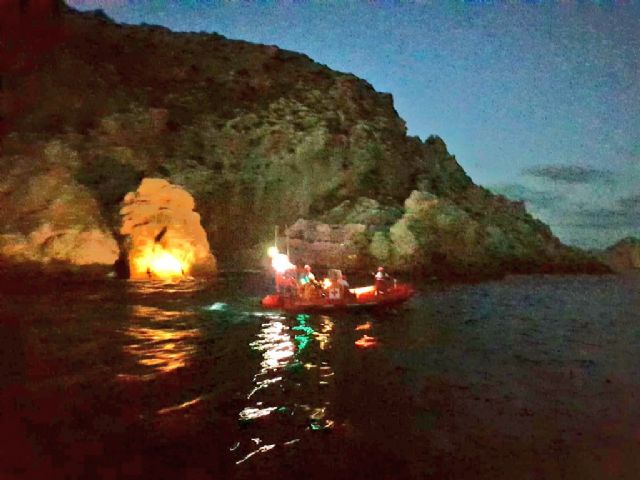 El E.R.I.E de Ayuda Humanitaria al Inmigrante asiste en Águilas a los 15 ocupantes de una patera - 3, Foto 3