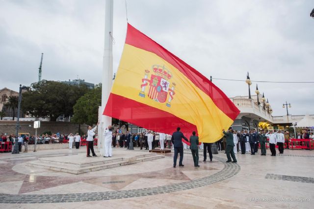 La alcaldesa invita a los ciudadanos a engalanar con banderas sus balcones con motivo de la Fiesta Nacional - 1, Foto 1