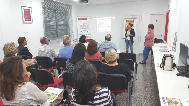 About 30 people attend the informative talk about the family foster program for supervised minors, promoted by the Spanish Red Cross in Totana, Foto 3