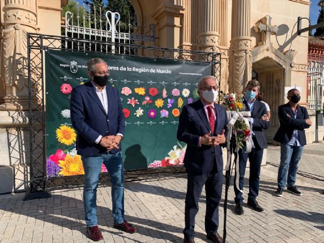 El Ayuntamiento se suma a una campaña de la Comunidad para promocionar la flor cortada con motivo de Todos los Santos - 2, Foto 2