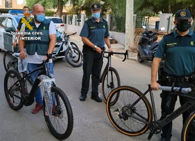 La Guardia Civil desmantela una organización criminal que distribuyó en la Región bicicletas eléctricas robadas en Madrid - 1, Foto 1