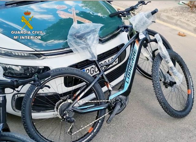 La Guardia Civil desmantela una organización criminal que distribuyó en la Región bicicletas eléctricas robadas en Madrid - 2, Foto 2