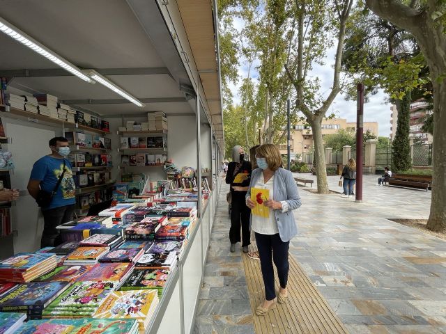 La consejera de Educación y Cultura visita la Feria del Libro de Murcia - 1, Foto 1