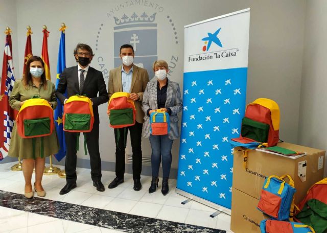 La Caixa entrega a Ayuntamiento de Caravaca 50 lotes de material escolar para reforzar el apoya a alumnado con necesidades básicas - 1, Foto 1