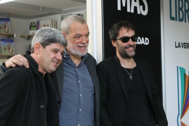 Carmen Mola vista la Feria del Libro de Murcia - 1, Foto 1