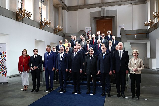 Foto de familia de la reunión informal de los jefes de Estado y de Gobierno de la Unión Europea. | Foto: Moncloa/Fernando y Calvo y Pool Consejo Europeo, Foto 1