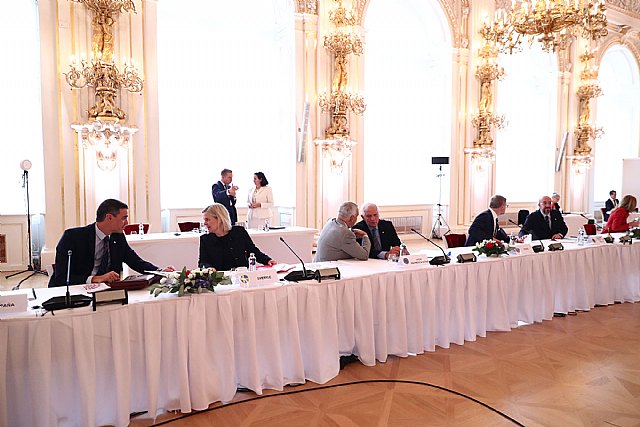 El presidente del Gobierno, Pedro Sánchez, durante la reuniónEl presidente del Gobierno, Pedro Sánchez, en la reunión informal de los jefes de Estado y de Gobierno de la UE. | Foto: Moncloa/Fernando Calvo y Pool Consejo Europeo, Foto 2