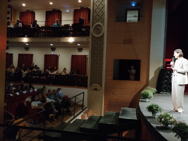 Catherine L’Ecuyer cierra el ciclo de conferencias de los JDG en un teatro Guerra lleno de docentes y familias - 1, Foto 1