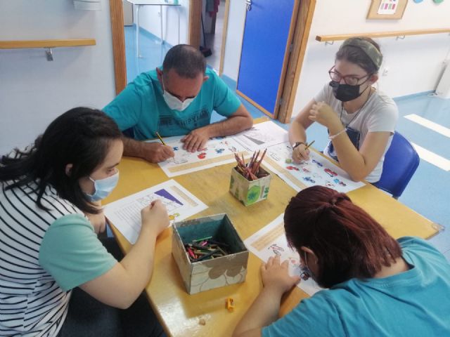 Usuarios y monitores del centro de día de personas con discapacidad intelectual de Mazarrón realizaron actividades por el día de la educación vial - 2, Foto 2