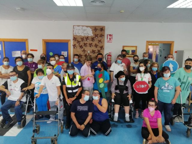 Usuarios y monitores del centro de día de personas con discapacidad intelectual de Mazarrón realizaron actividades por el día de la educación vial, Foto 5