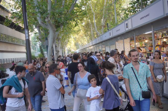 Cientos de personas visitan las primeras horas de la Feria del Libro de Murcia - 1, Foto 1