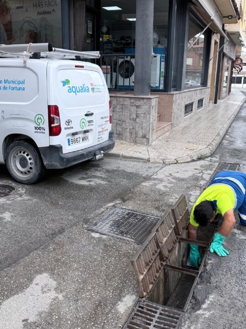 La alcaldesa de Fortuna supervisa los trabajos de limpieza del alcantarillado para prevenir inundaciones ante la llegada de las lluvias - 2, Foto 2