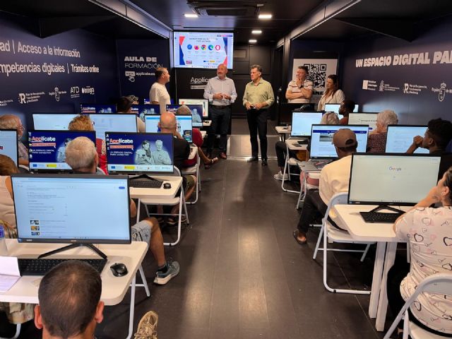 El aula móvil de la campaña ´Applícate´ ofrece formación gratuita en competencias digitales a los vecinos de Molina de Segura - 1, Foto 1