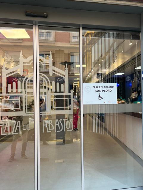 El Ayuntamiento instala señales de accesibilidad universal en las dos plazas de abastos de Alcantarilla - 1, Foto 1