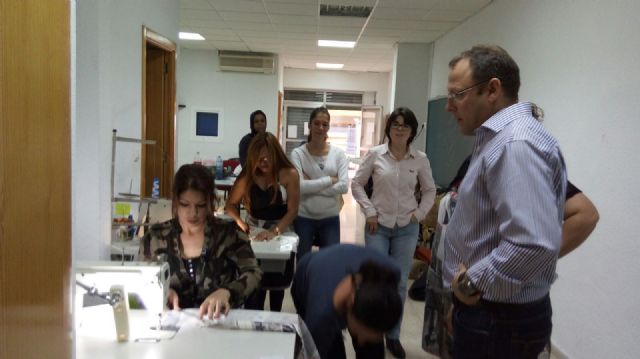 12 personas con dificultades de inserción laboral participan en un taller de costura y reparación de prendas organizado por el Ayuntamiento de Molina de Segura y la Asociación Proyecto Abraham - 1, Foto 1