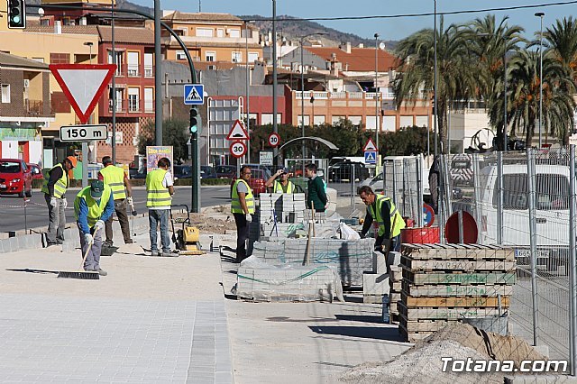 El alcalde y el concejal de Obras e Infraestructuras visitan las obras de la acera de un tramo de la avenida Juan Carlos I, Foto 1