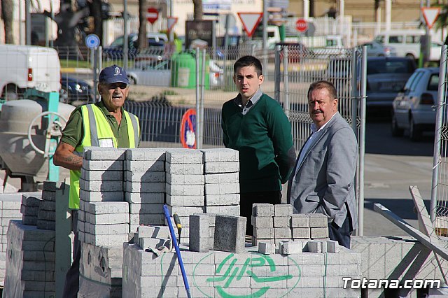 El alcalde y el concejal de Obras e Infraestructuras visitan las obras de la acera de un tramo de la avenida Juan Carlos I, Foto 2
