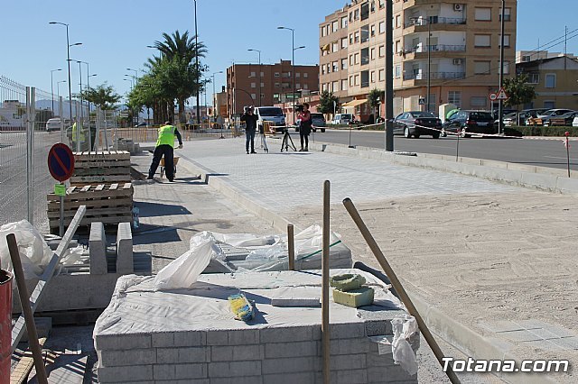 El alcalde y el concejal de Obras e Infraestructuras visitan las obras de la acera de un tramo de la avenida Juan Carlos I, Foto 3