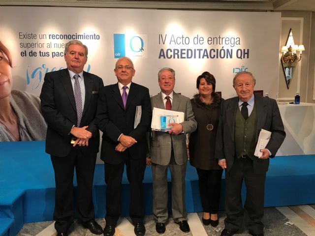 Miembros del Grupo HLA en el IV acto de entrega de las acreditaciones QH, Foto 1