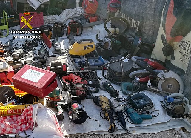 La Guardia Civil sorprende a una persona vendiendo un centenar de objetos supuestamente sustraídos - 1, Foto 1