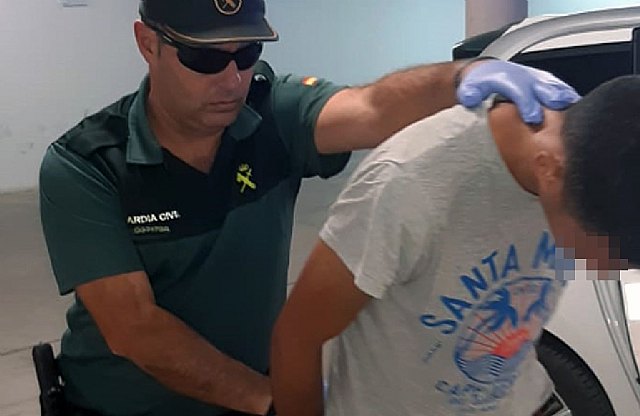 La Guardia Civil detiene a un peligroso delincuente después de asaltar y agredir con un arma blanca a un vecino de Torre Pacheco - 1, Foto 1