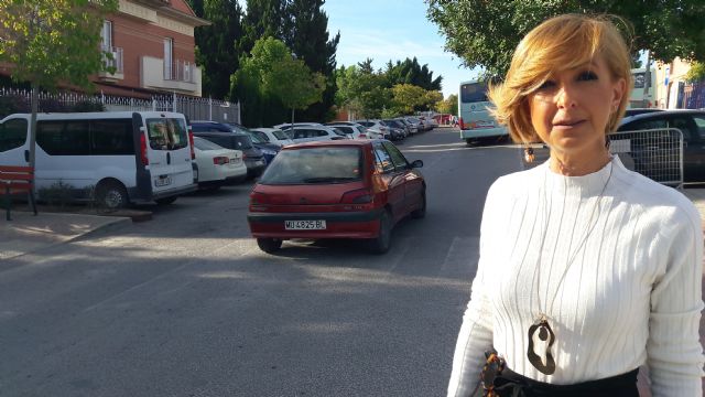 Vecinos del centro, barrios y pedanías denuncian que la falta de mantenimiento de la señalización vial ha provocado la desaparición de pasos de peatones - 1, Foto 1