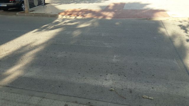 Vecinos del centro, barrios y pedanías denuncian que la falta de mantenimiento de la señalización vial ha provocado la desaparición de pasos de peatones - 2, Foto 2