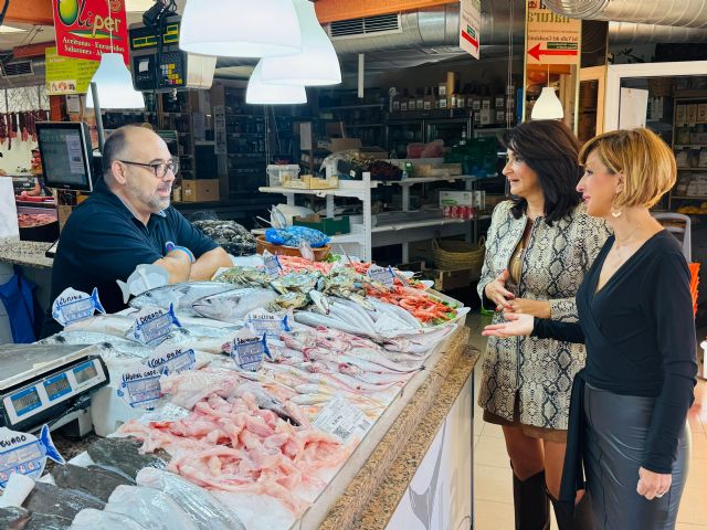 El Ayuntamiento de Lorca mantiene su compromiso con la seguridad e instala un desfibrilador en la plaza de abastos de la Alameda de Cervantes - 3, Foto 3