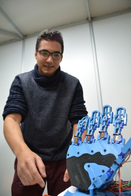 Un alumno de la UPCT construye una mano robótica que juega a piedra, papel y tijera - 1, Foto 1