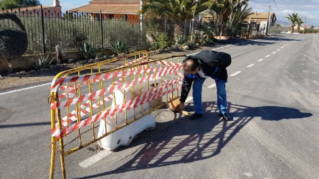 El PSOE denuncia el hundimiento del Camino Central de Cazalla dos semanas después de su asfaltado - 1, Foto 1
